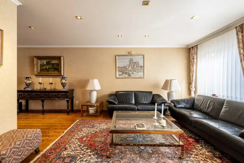 Centraal gelegen ruime woning met 4 slaapkamers. foto 4