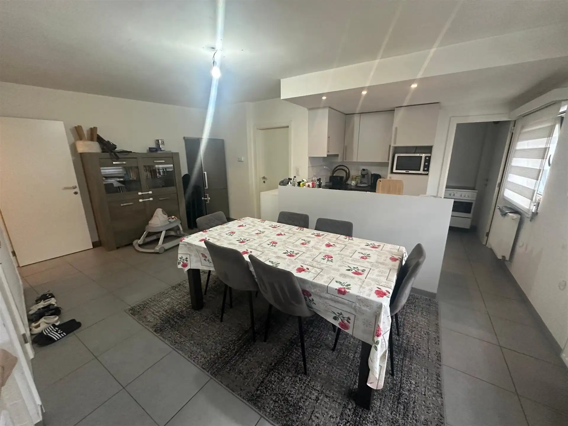 Ruim appartement met 2 slaapkamers en garage foto 3