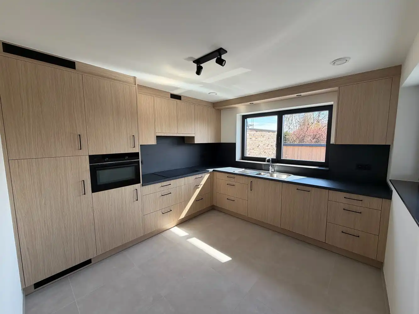 Zeer ruim appartement te huur foto 3