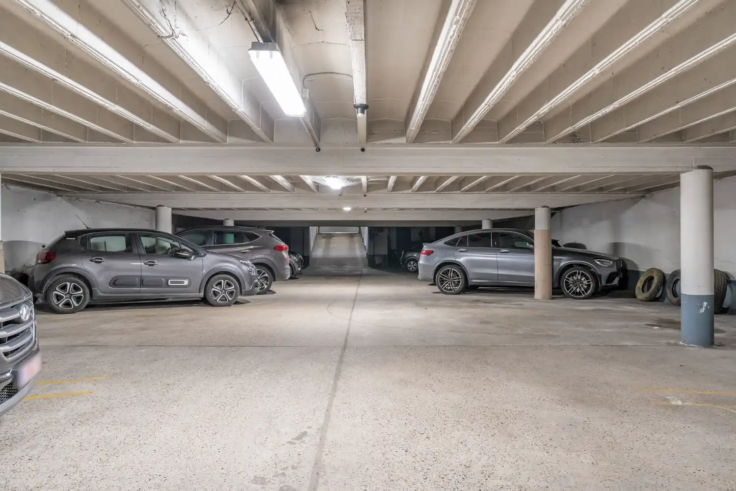 Centraal gelegen en overdekte autostaanplaats gelegen in een afgesloten parkeerverdiep te centrum Leuven! foto 3