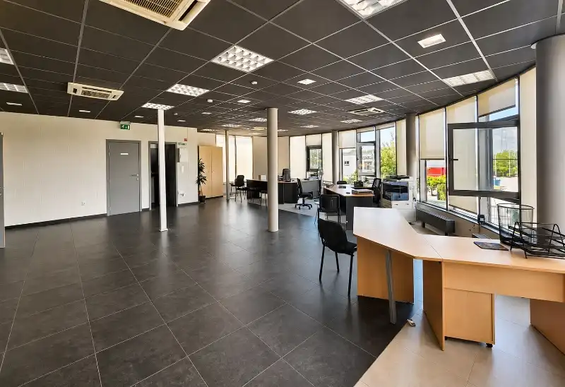 Bedrijfsgebouw met kantoren en magazijn foto 3