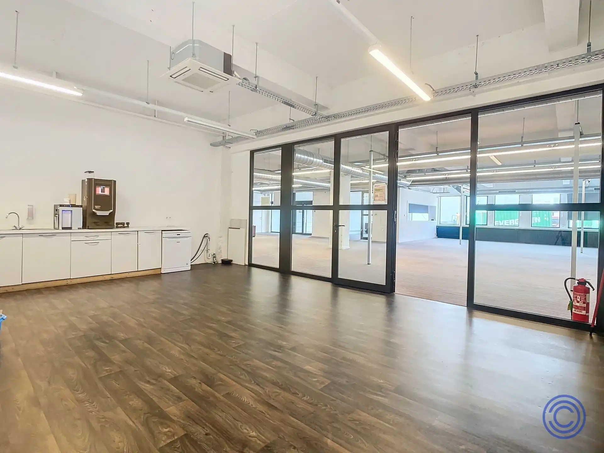 Strategisch gelegen kantoor ca. 670m² in havengebied! foto 5