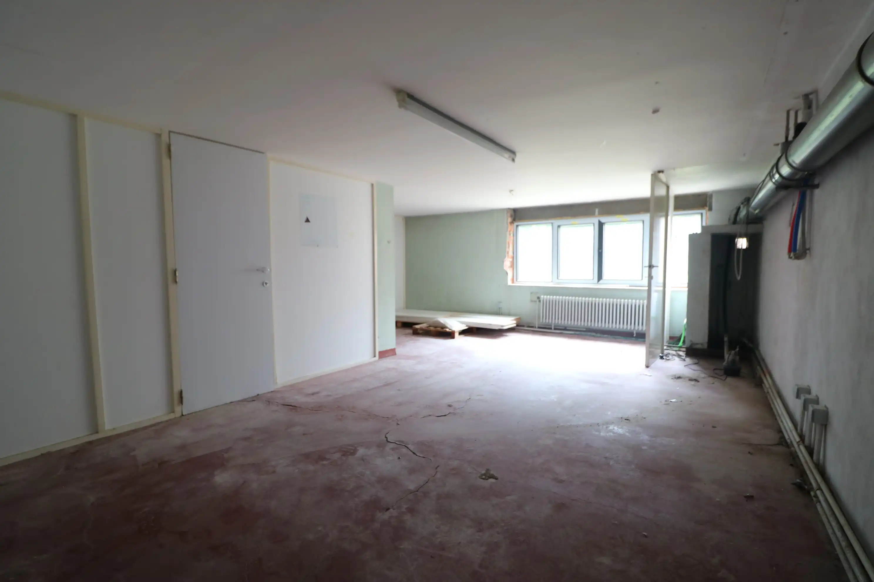 Zeer ruime stockageruimte (120m²) gelegen in de kelderverdieping. foto 2