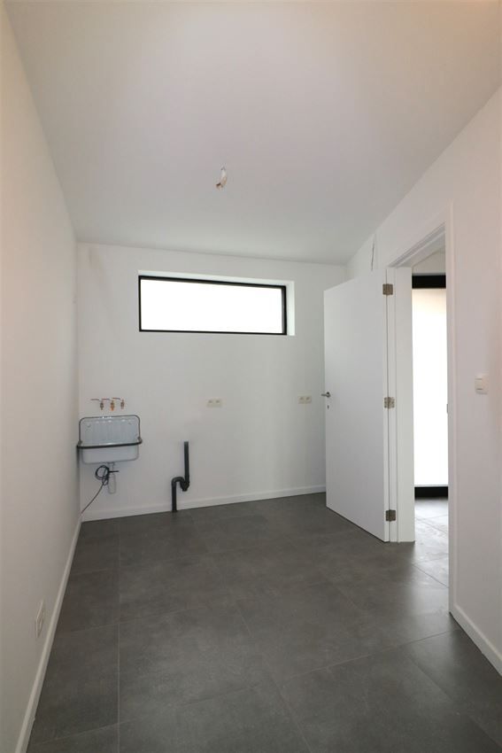 Architecturaal plaatje met 4 slpk., garage en riant terras foto 40