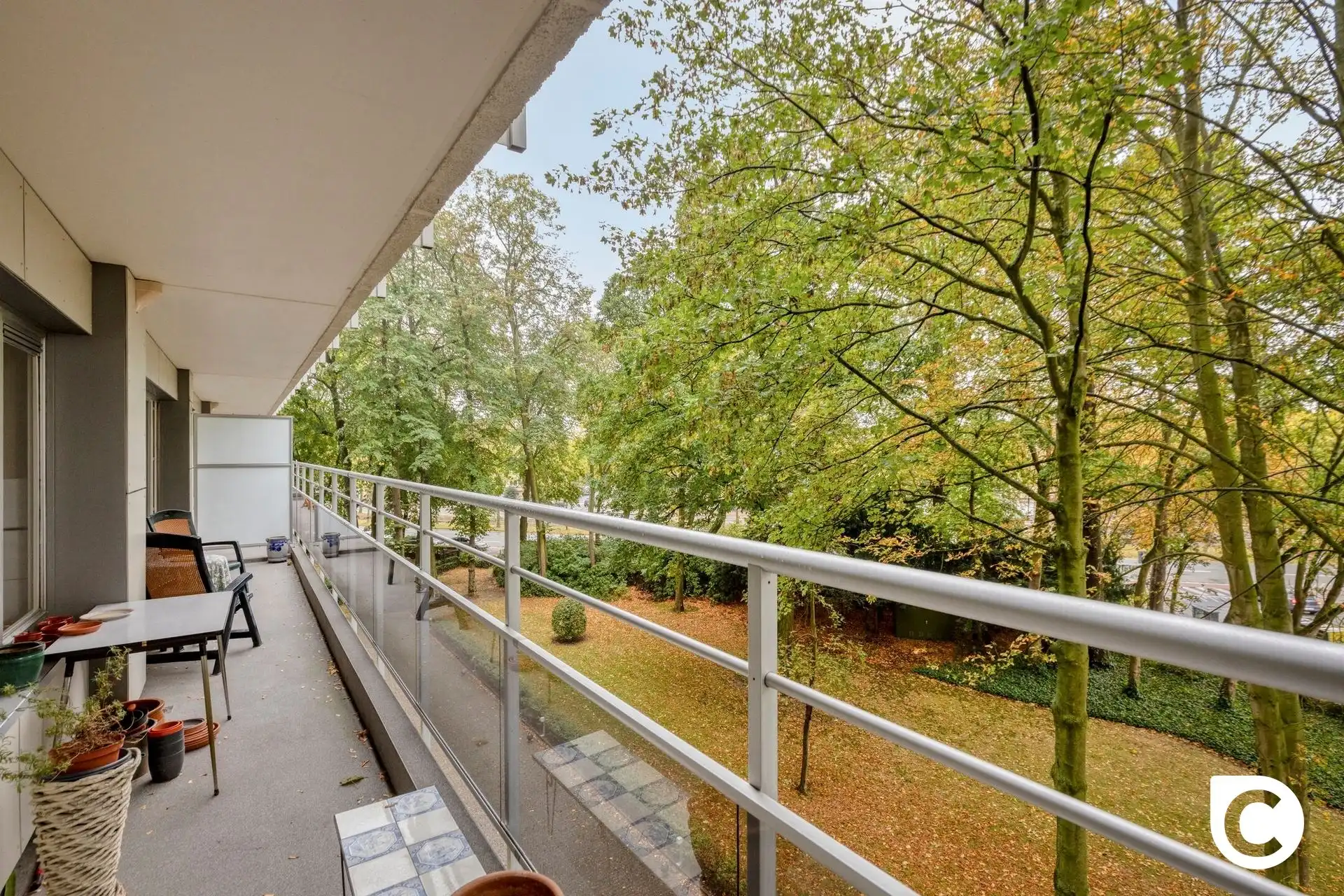 Op te frissen 2 slpk hoek-app met omvangrijk terras en zicht op 't groen! foto 4