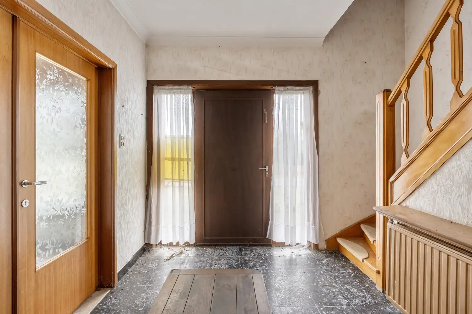 Te renoveren woning met loodsen op rustige locatie! foto 4