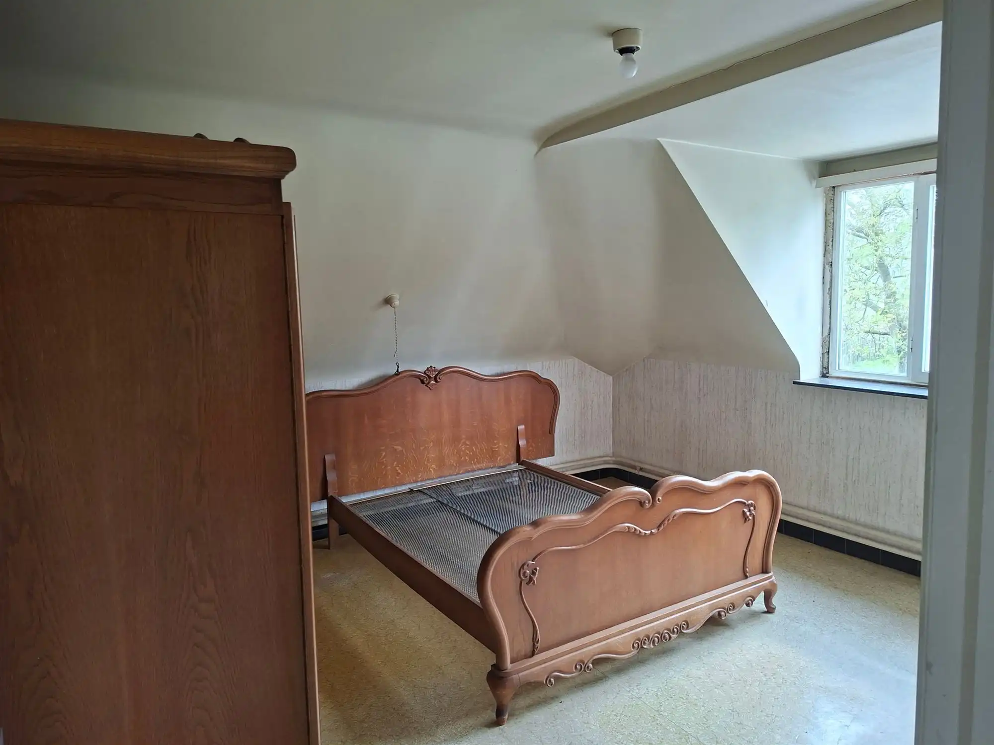 Volledig te renoveren woning met tal van mogelijkheden op een ruim perceel. foto 8