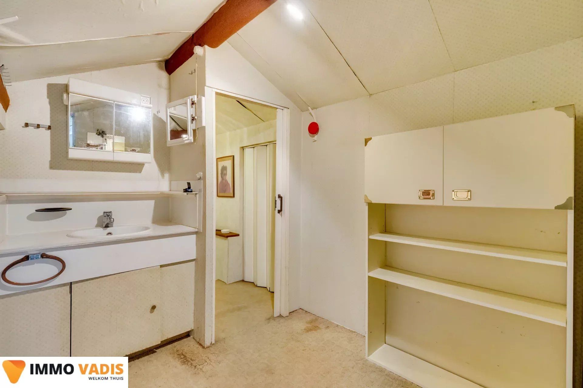 Te renoveren woning met  garage en mooie tuin foto 18