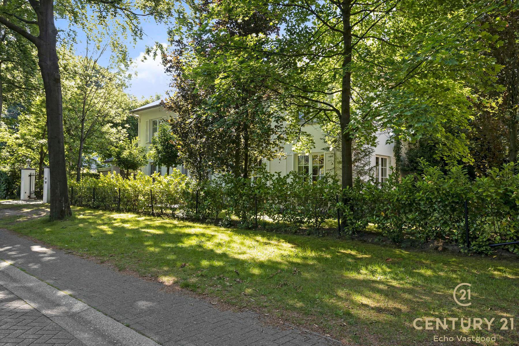 Statige residentieel gelegen villa met zwembad op ca 1421m² foto 31