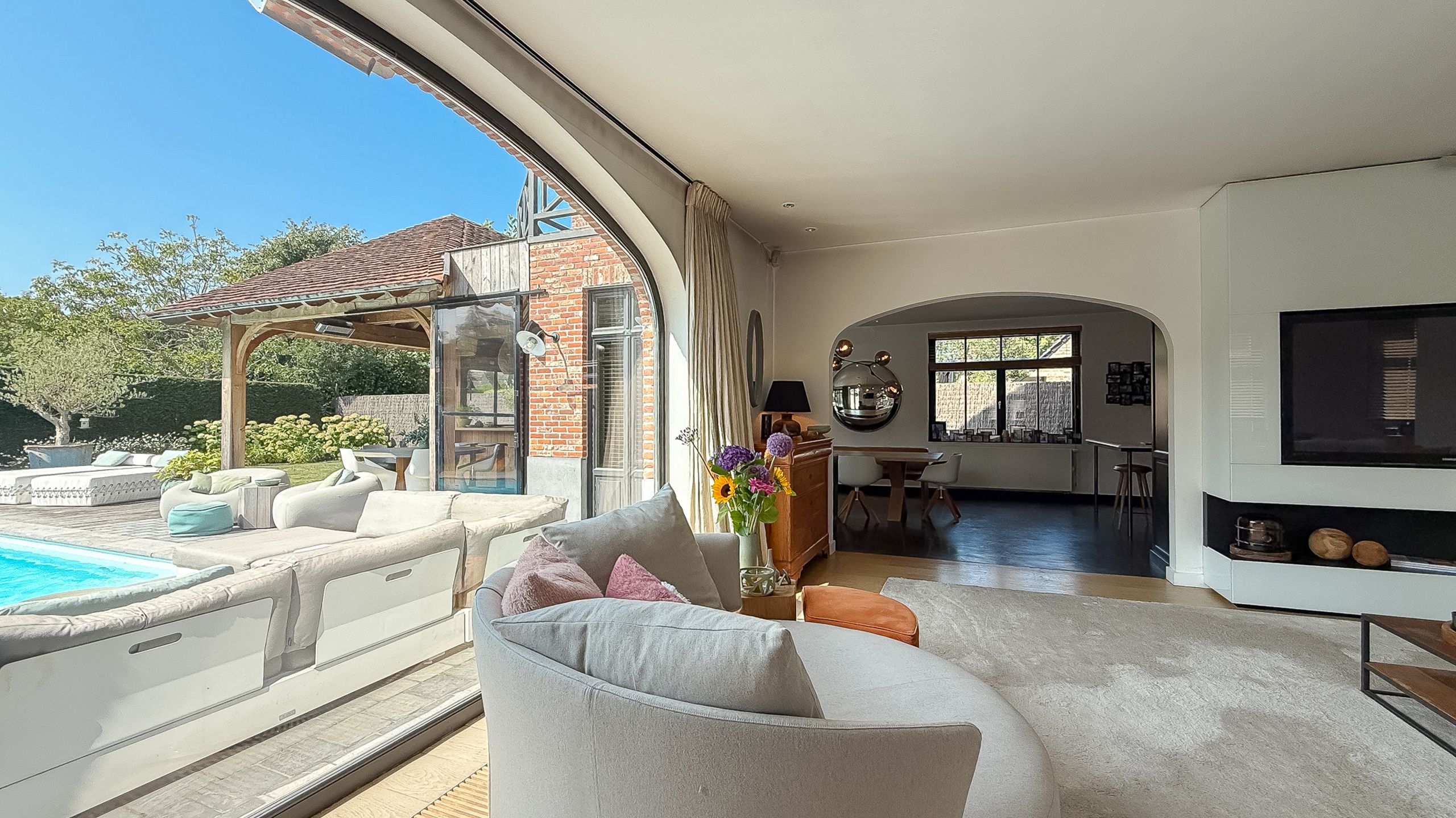 Exclusieve villa met zwembad, gelegen in een groene omgeving foto 8