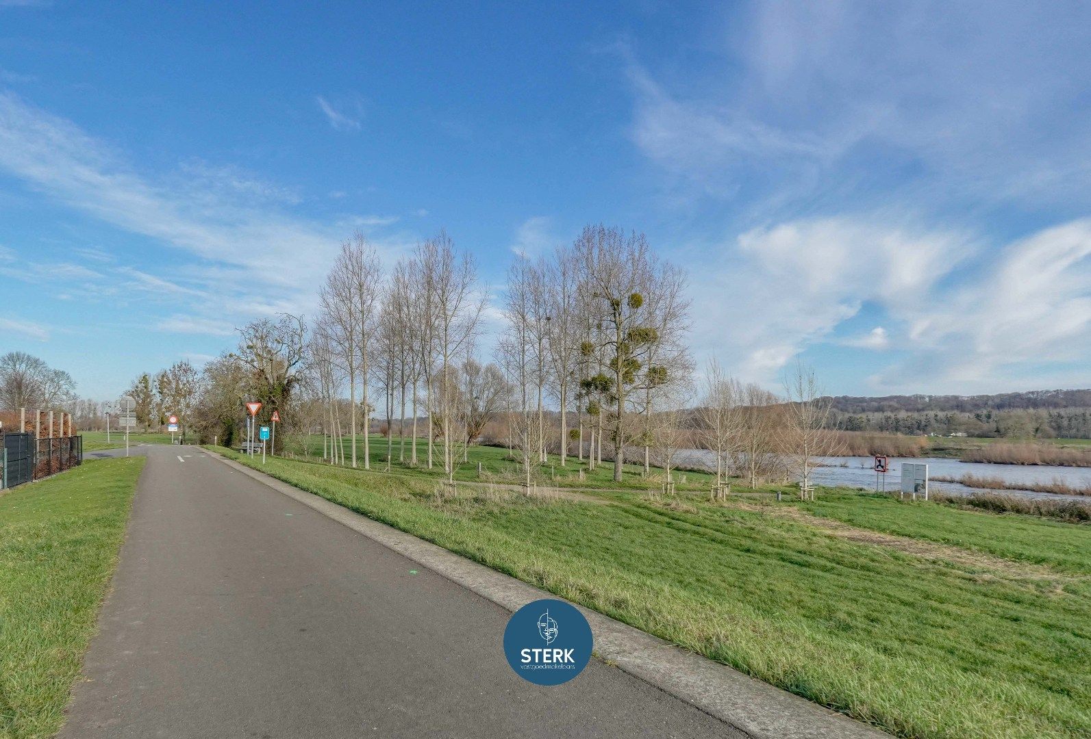 OP TE KNAPPEN GEZINSWONING AAN DE MAAS TE UIKHOVEN !  foto 25