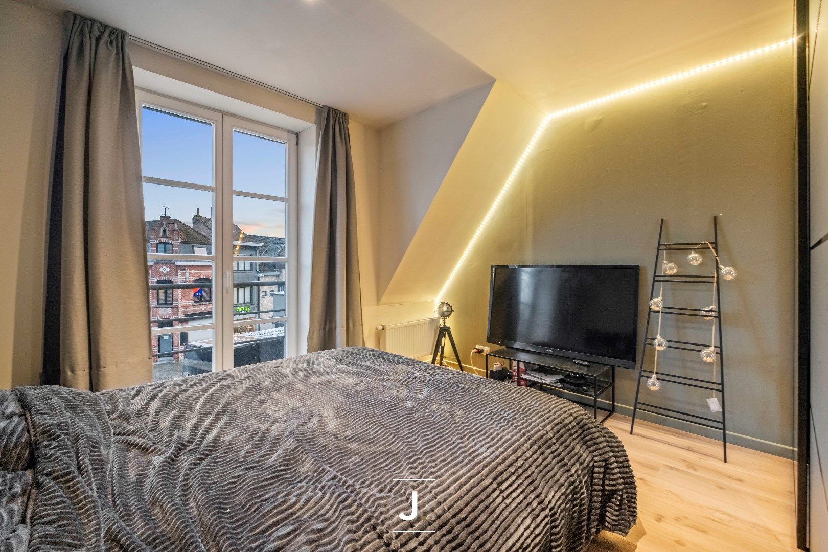 Charmante instapklare burgerwoning op de markt van Heule: een perfecte starterswoning of investering! foto 13