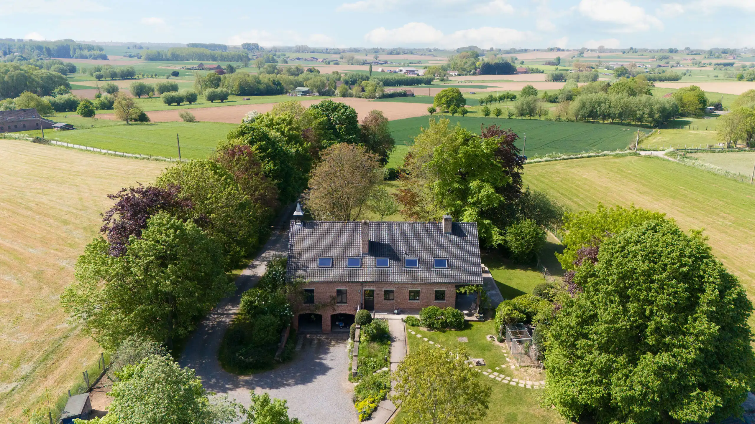 Prachtige villa 5 slpk te midden van de velden op +/- 50a foto 2