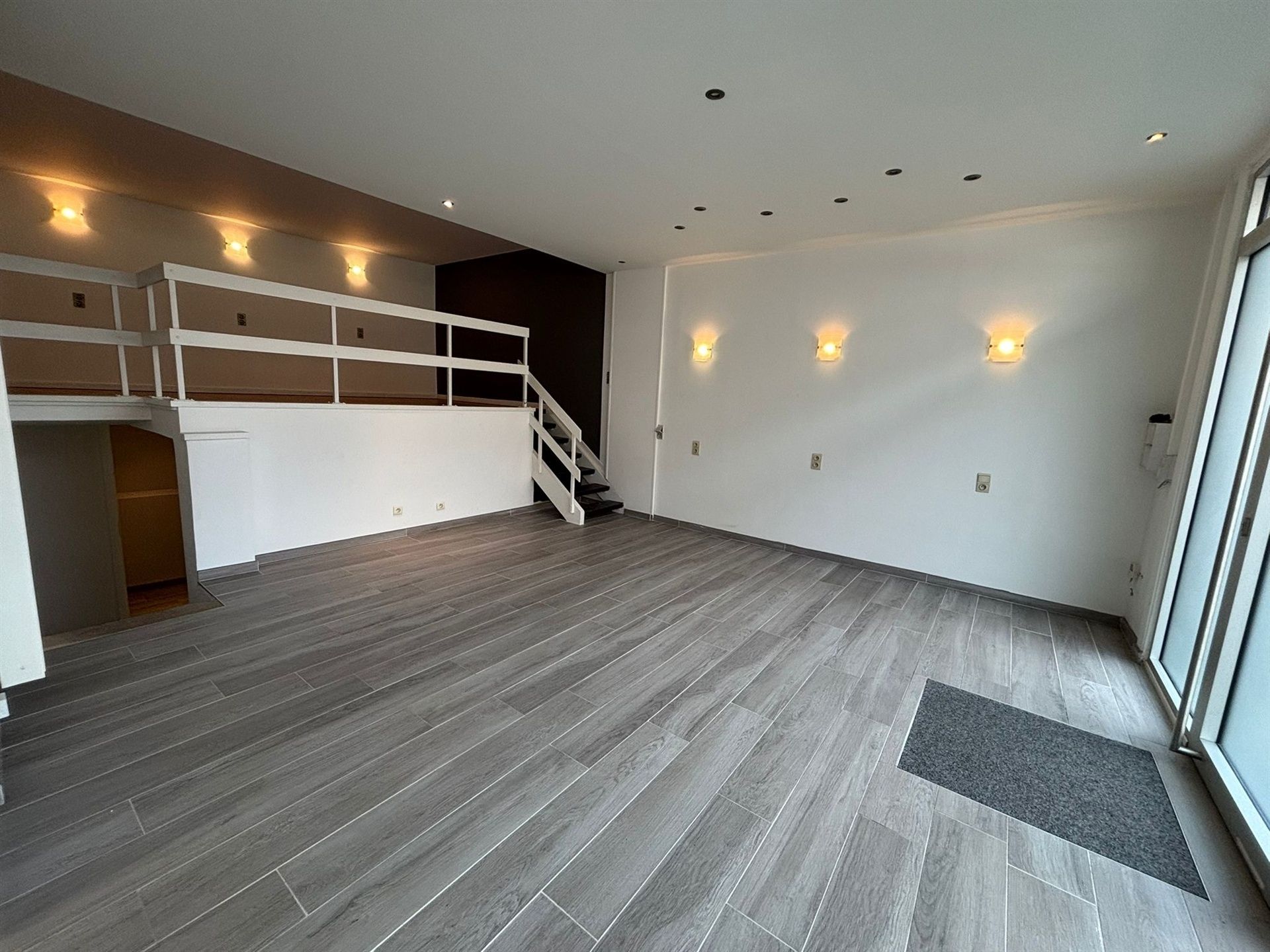 Handelsgelijkvloers in centrum Strombeek foto {{pictureIndex}}