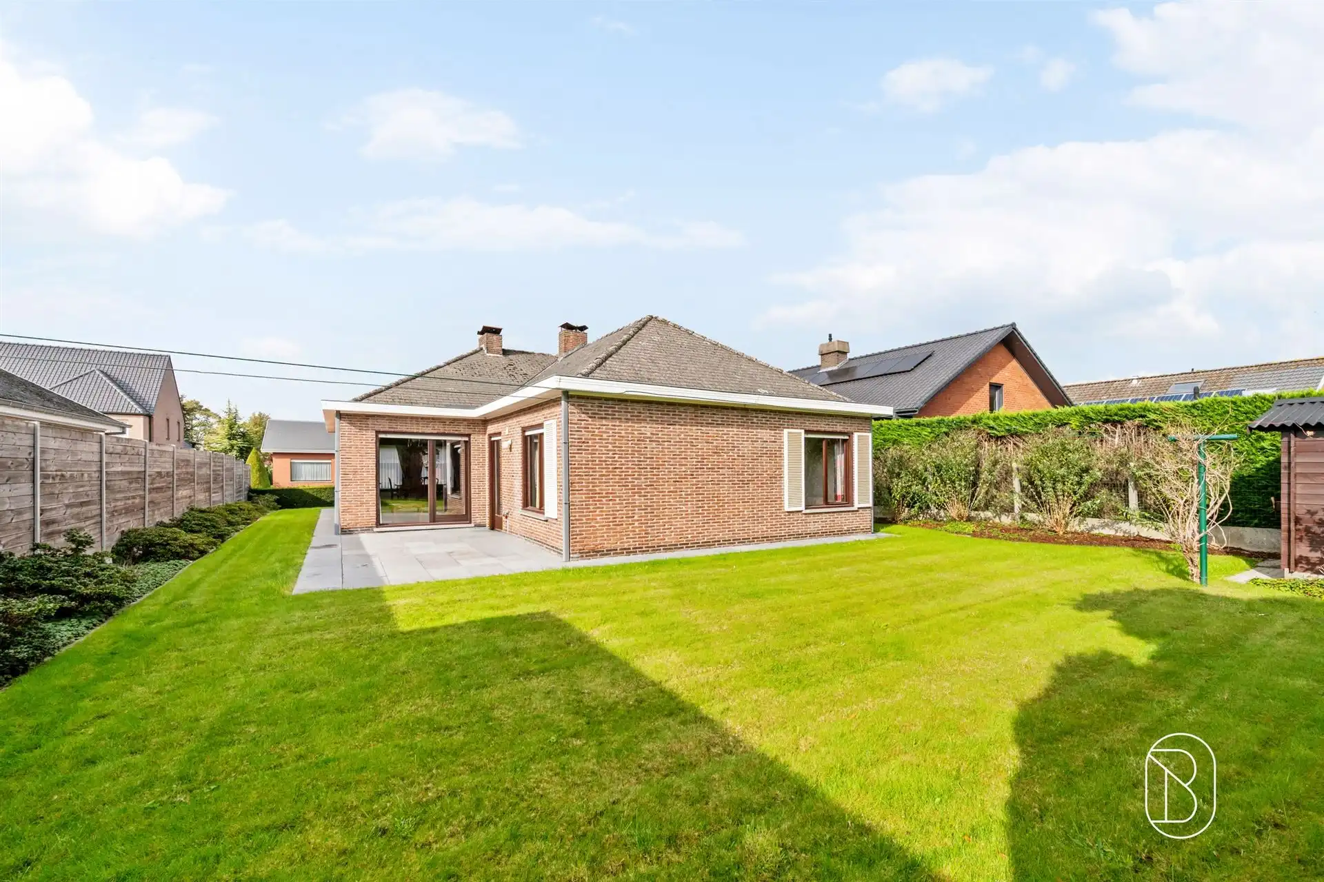Bungalow met 3 slk, garage en tuin op rustige ligging! foto 3