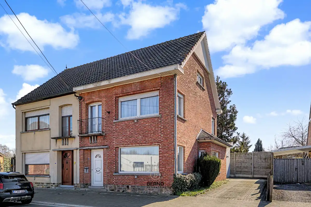 Hoofdfoto van de publicatie: Halfopen bebouwing met oprit en ruime, zonnige tuin.