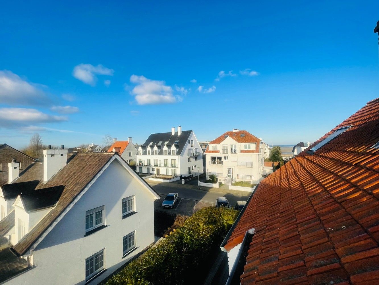 Zeebrugge op 50meter van het strand Uiterst charmante totaal gerenoveerde RUIM WOONHUIS met 5 SLAAPKAMERS en 3 BADKAMERS en 3 TERRASSEN. Grote troef is 2 AUTOSTAANPLAATSEN en ruime GARAGE.  Oprit, grote garage, werkplaats, plaats voor fietsen, ingerichte STUDIO met tuintje op het zuiden.  1éV:  Zalige living , ingerichte open keuken, uitgevend op een groot zonneterras.Long island style. 2é V: 3 leuke slaapkamers , 2 badkamers. Onder het dak  4 é slaapkamer uitgevend op mooi terras met prachtig vergezicht.Bebouwde oppervlakte van 230 m2 Grondoppervlakte is 137m2 Magnifiek, Perfect onderhouden  Juist verhuizen ! Zalig Wonen!  Zowel hoofverblijfplaats, als vakantieverblijf aan Zee . foto 9