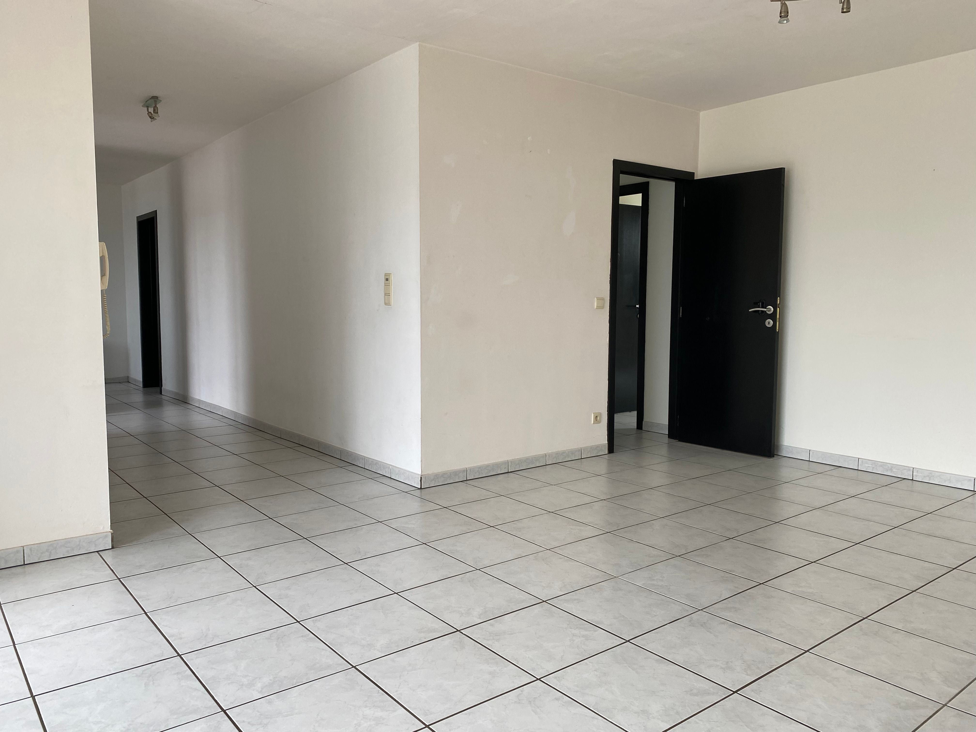 Ruim appartement met 2 slaapkamers en groot terras! foto 2