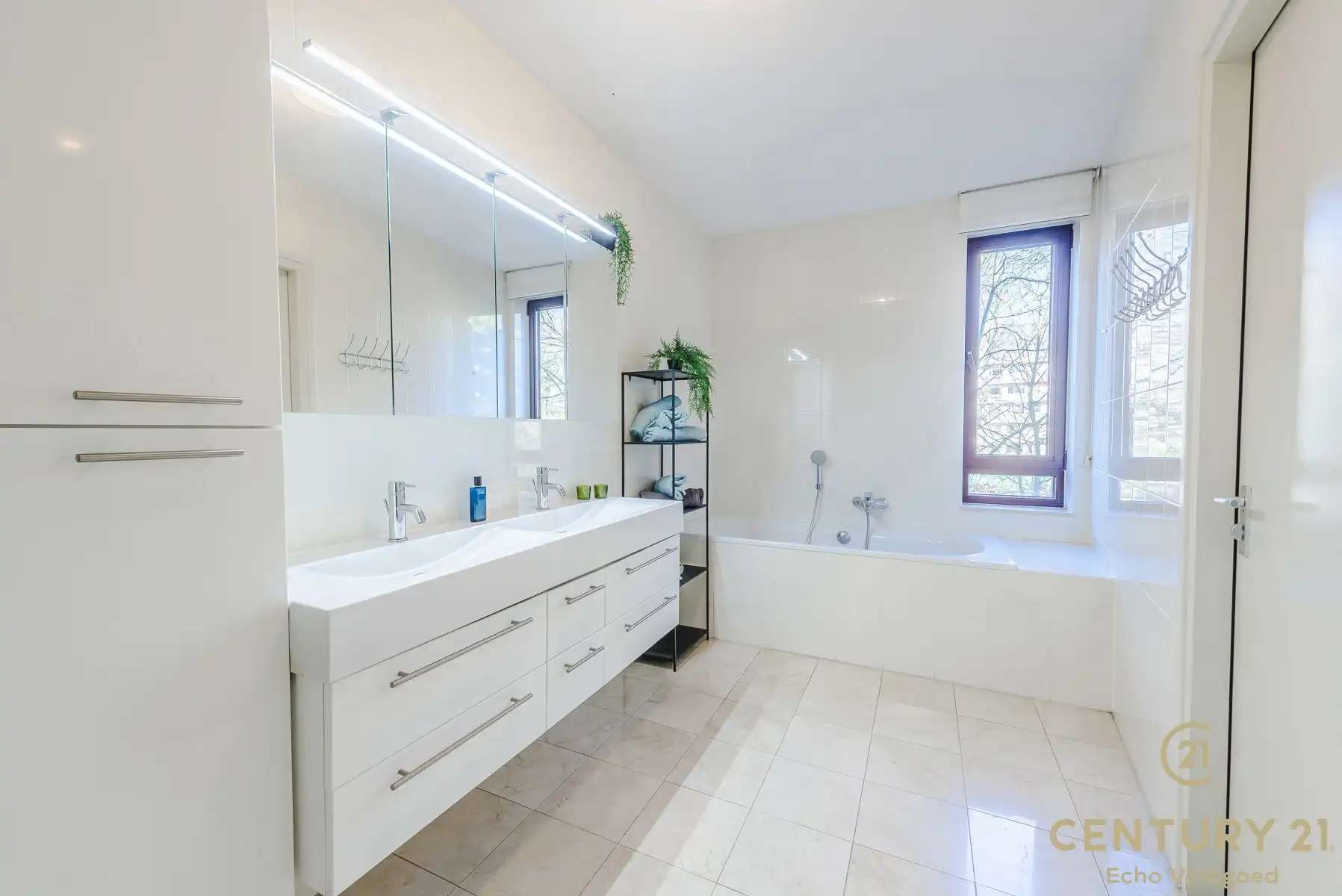 Ruim 2-slaap- 2badkamer appartement met terras en zwembad foto 17