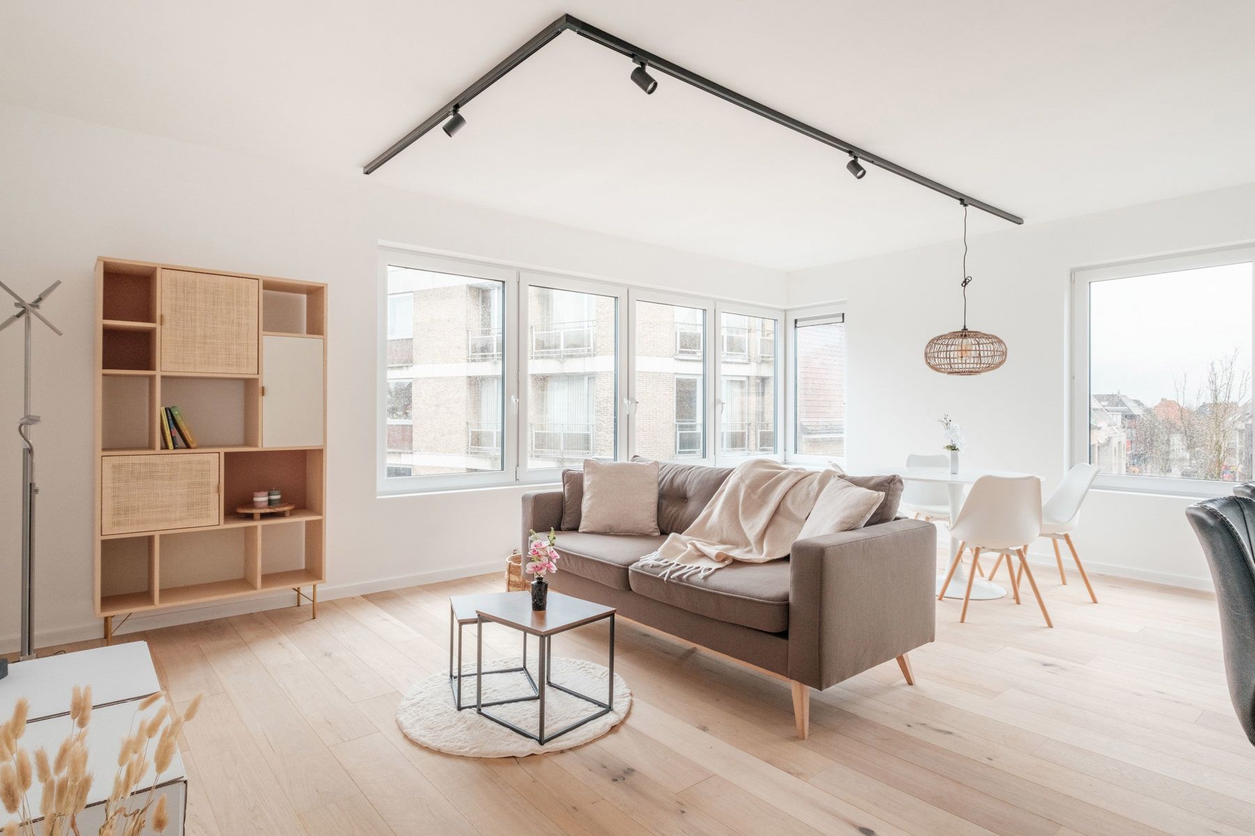 Ruim, lichtrijk appartement aan de Markt in Gistel. foto 4