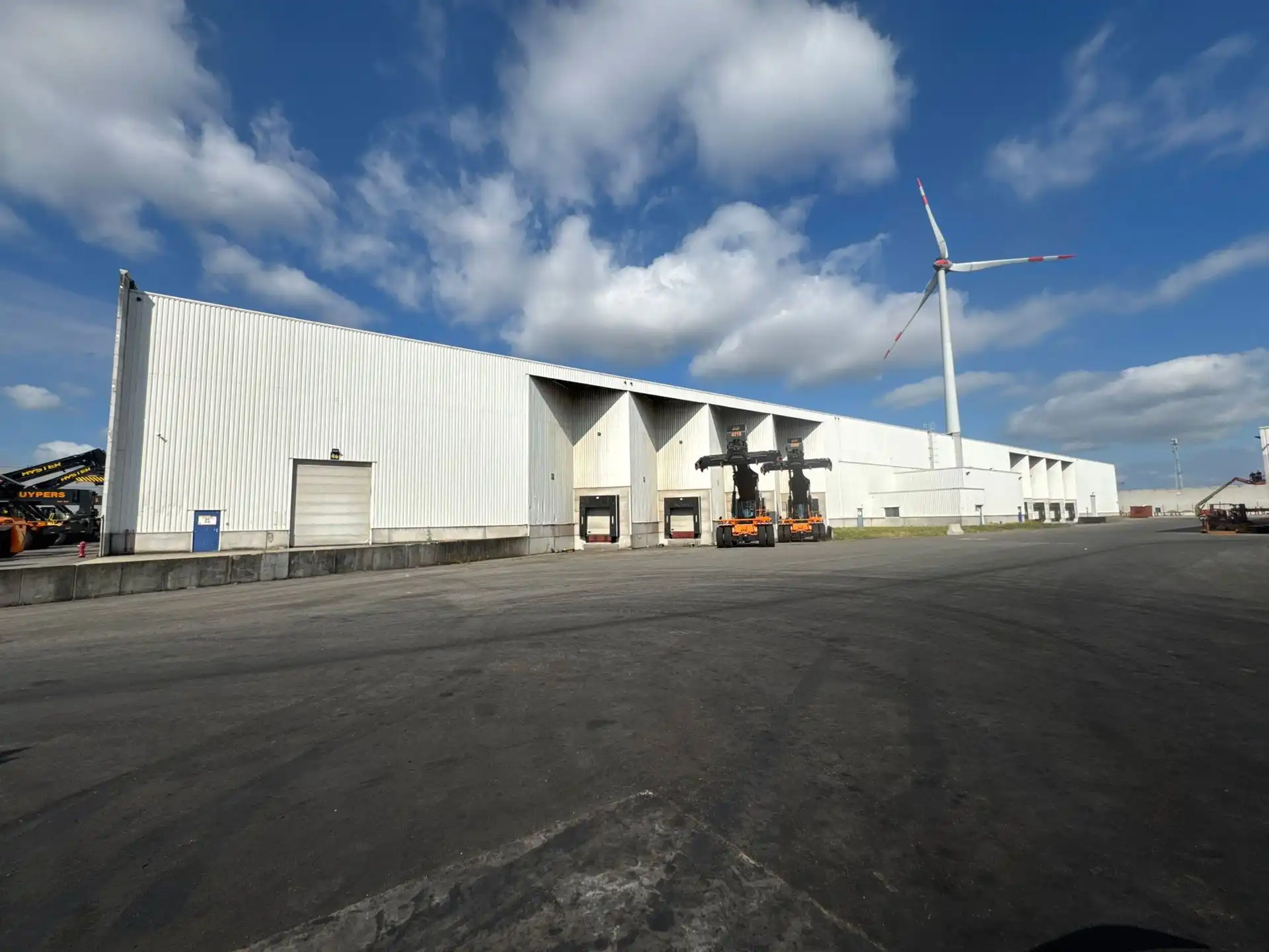 Ca. 8.625m² en 8.625m² magazijnruimten, met los- en laadkades, te huur langs de Noorderlaan.   foto 11