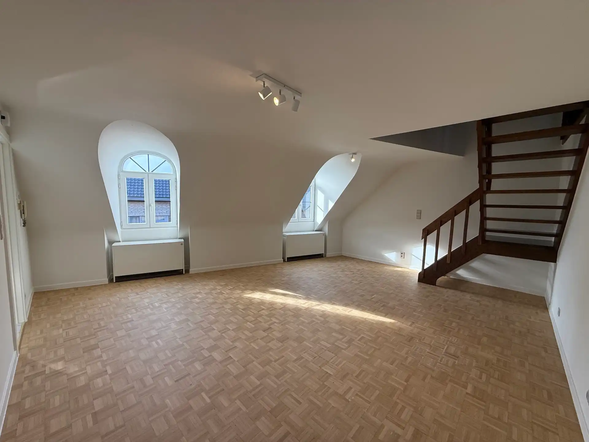 MERE - Ruim duplexappartement in de dorpskern. foto 3
