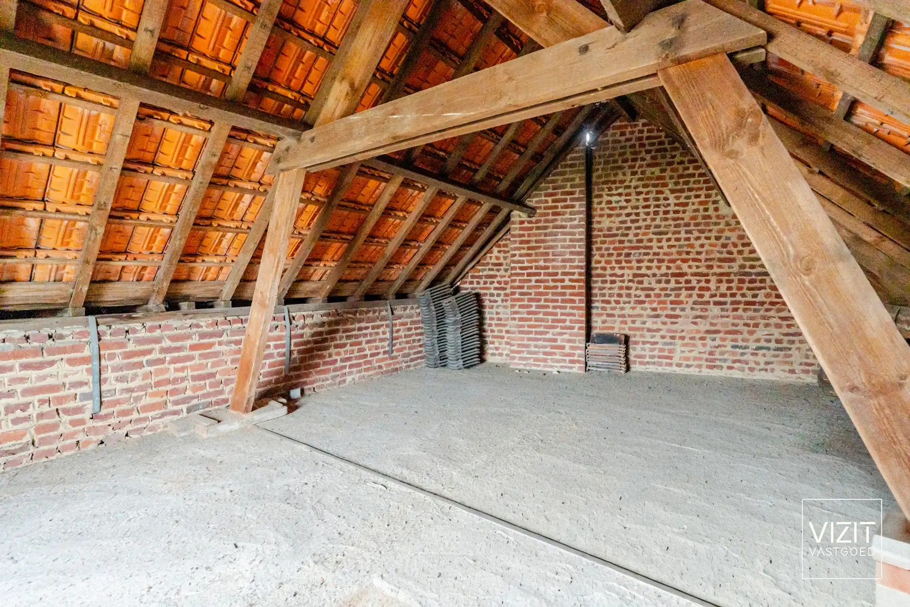 Halfopen woning met 4 slaapkamers en stallingen!  foto 18