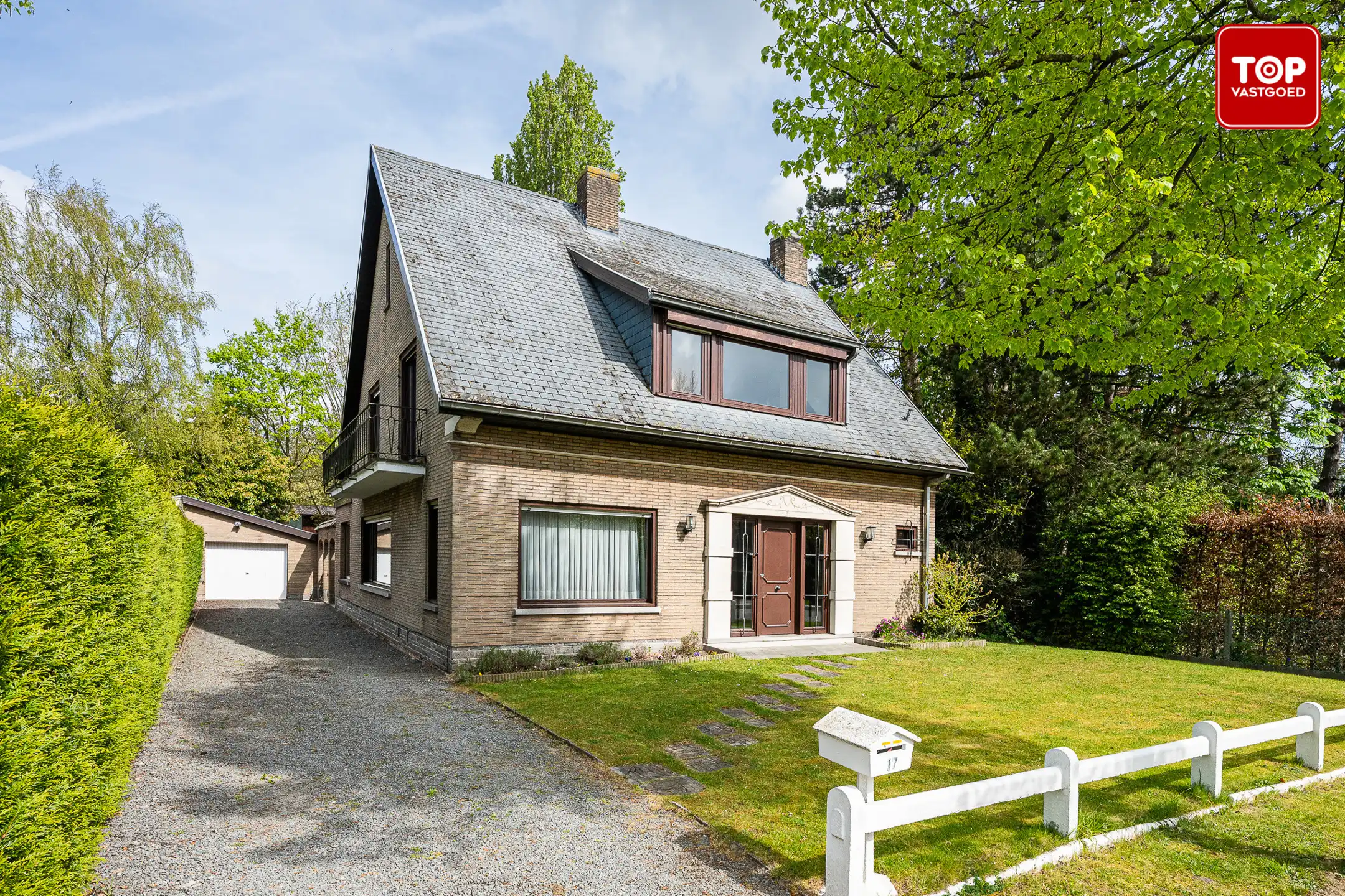 Te renoveren karaktervolle villa met 4 slaapkamers, gelegen op een perceel van 900 m². foto 2