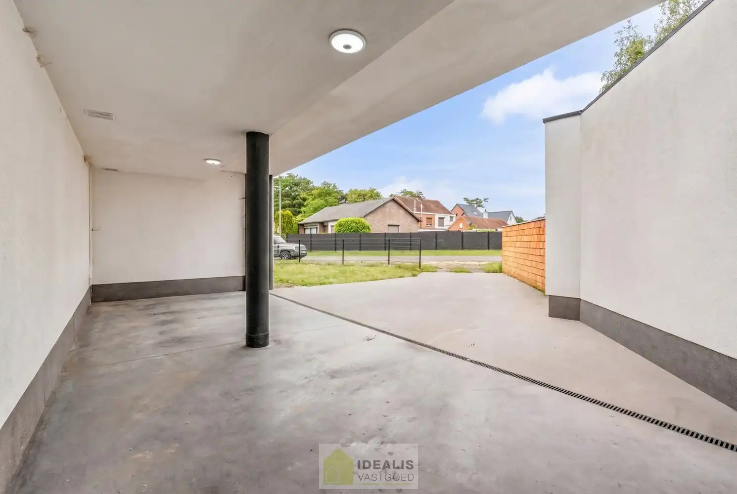 IDEALIS VASTGOED - HANDELSRUIMTE MET TAL VAN MOGELIJKHEDEN OP EEN TOPLOCATIE NABIJ HET CENTRUM VAN HEPPEN (LEOPOLDSBURG)! Dit handelspand van +- 90m² is gelegen langs de Diestersteenweg waardoor het een toplocatie is om handel te drijven met parkeergelegenheid achter het pand. Gemakkelijk te bereiken te voet, per auto én openbaar vervoer en gelegen op een absolute zichtlocatie langs een drukke doorgansweg en nog volledig naar eigen smaak af te werken en in te richten! foto 15
