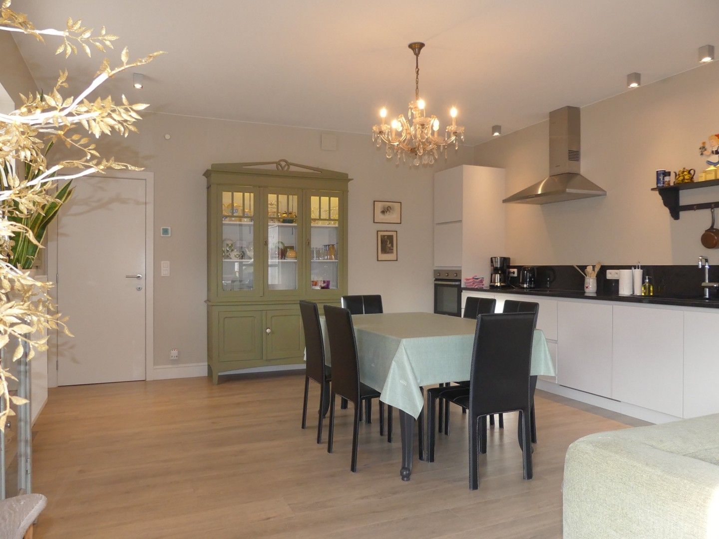 Ruim instapklaar en gezellig gelijkvloersappartement met terras en garage foto 3