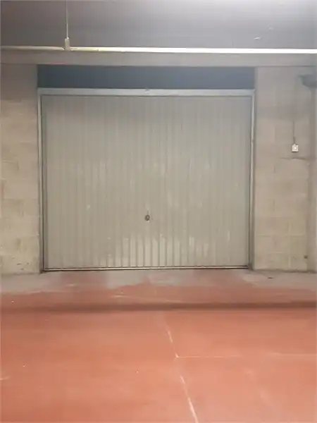 AFGESLOTEN GARAGEBOX TE HUUR IN HET CENTRUM VAN SINT-TRUIDEN foto 3