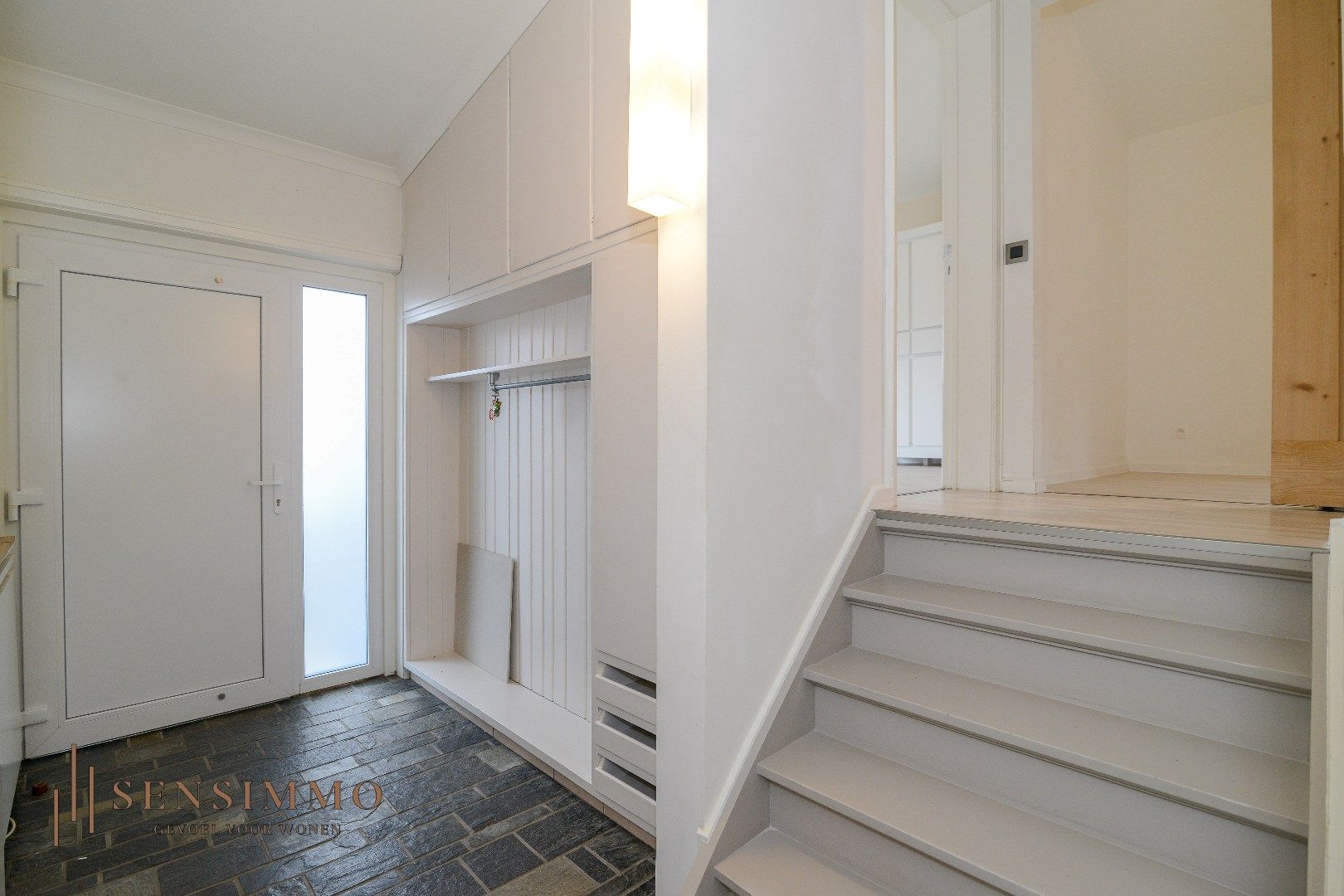 Gerennoveerde halfopen bebouwing met 3 slaakamers, terras, tuin en dubbele garage foto 5