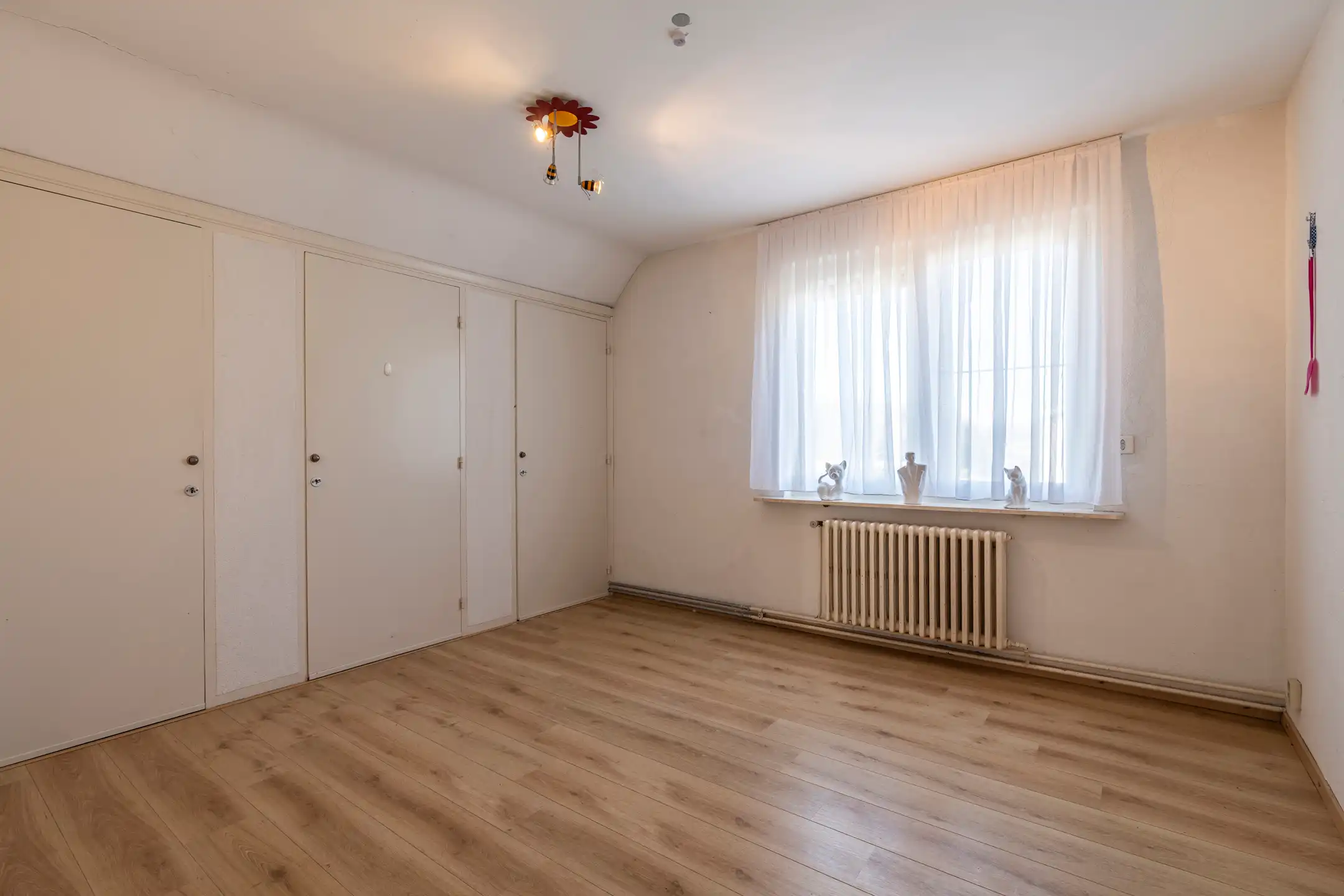 Vrijstaande woning met 4 slpk en 2 garages op 1.306m²  foto 11