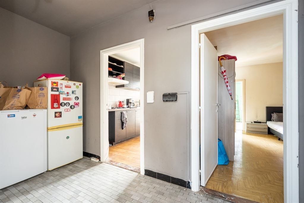 Ruim op te frissen appartement met 3 slaapkamers foto 7