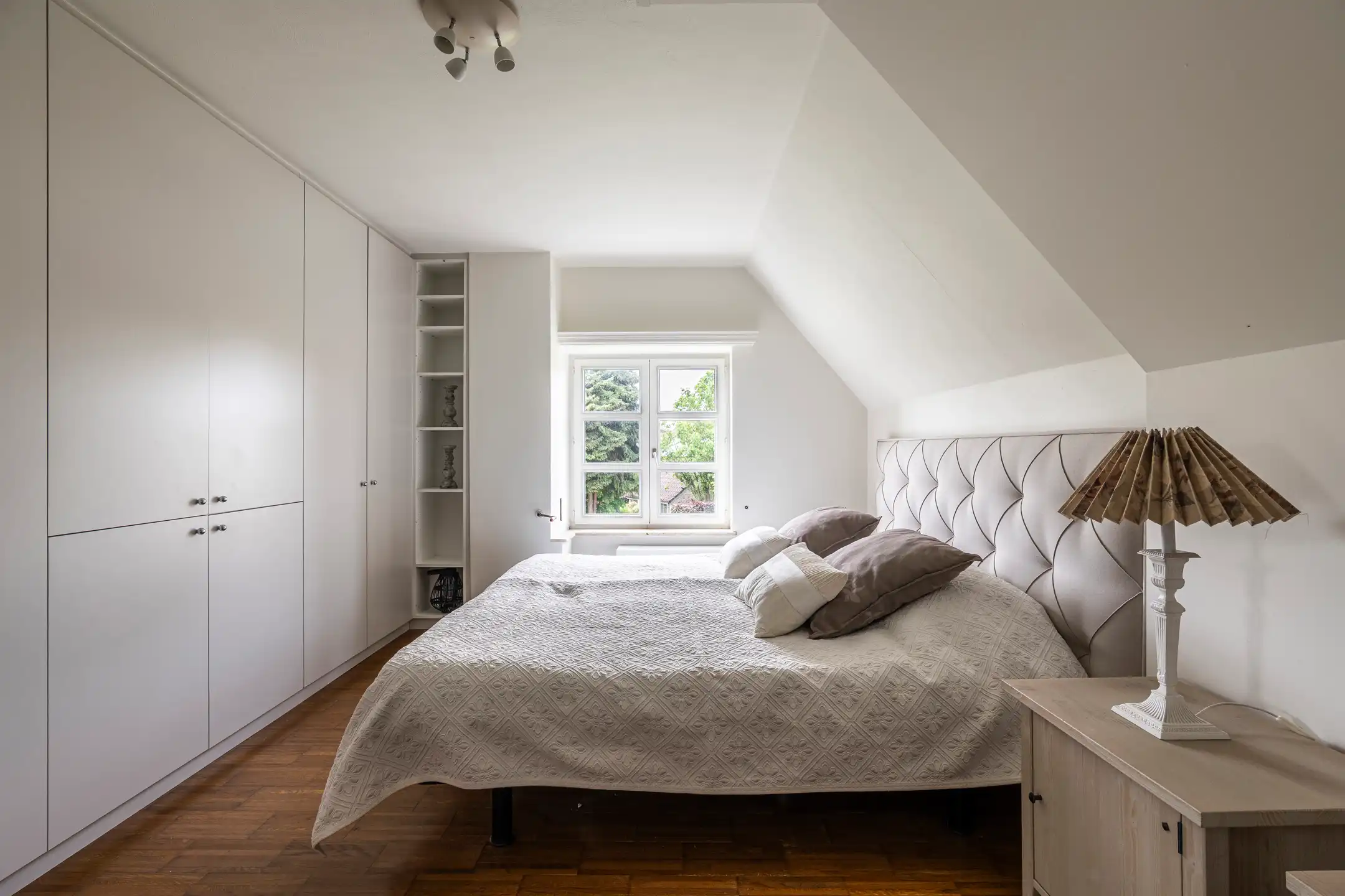 Rustig gelegen vrijstaande woning op 960 m² grond. foto 11