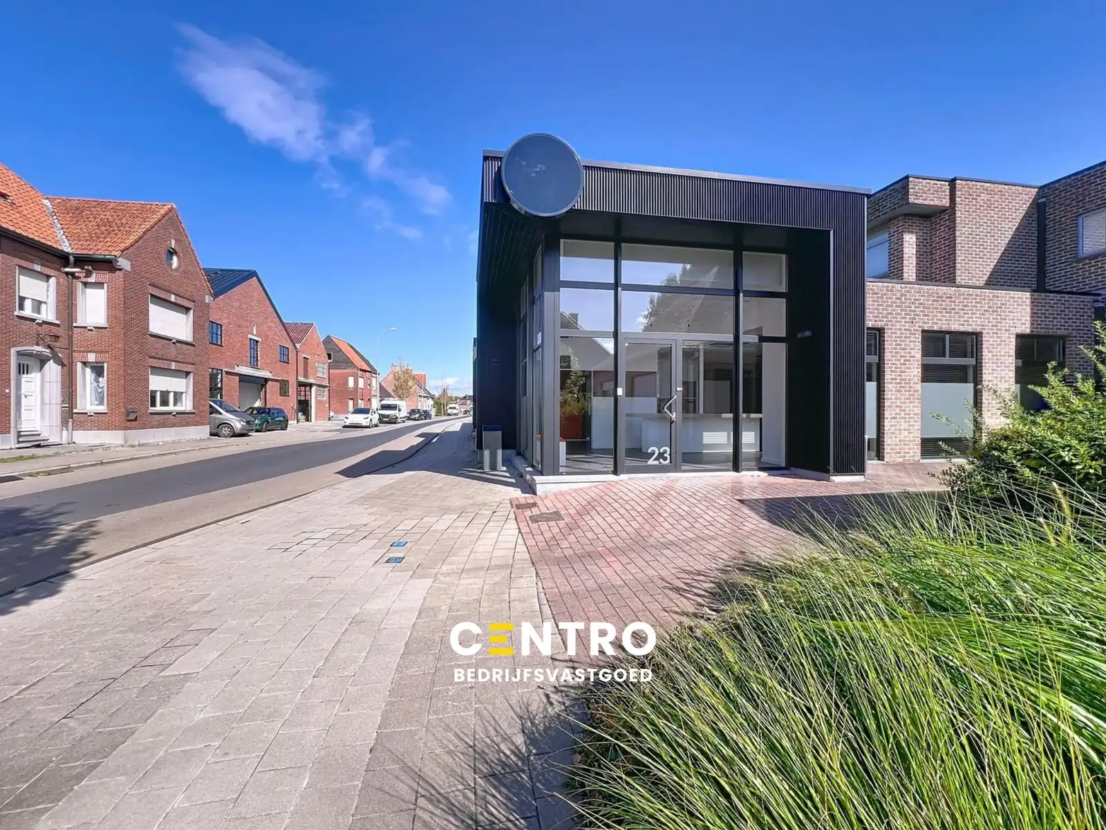 Instapklaar lichtrijk GERENOVEERD pand met mooie open kantoor/praktijkruimte en 4 aparte burelen/consultatieruimtes. foto 2