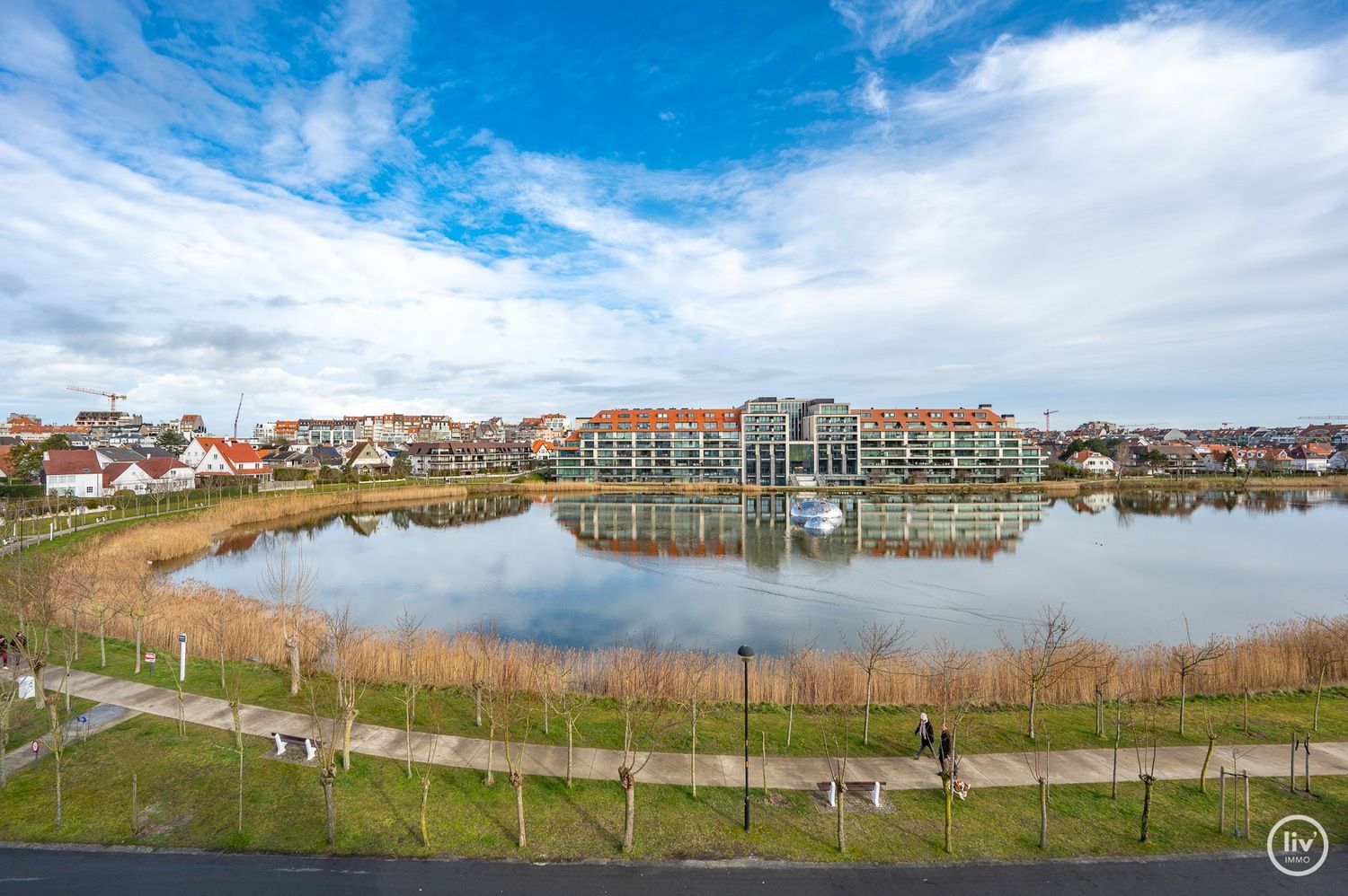 Prachtig gerenoveerd appartement op een topligging met frontaal meerzicht aan het zegemeer te Knokke. foto 3