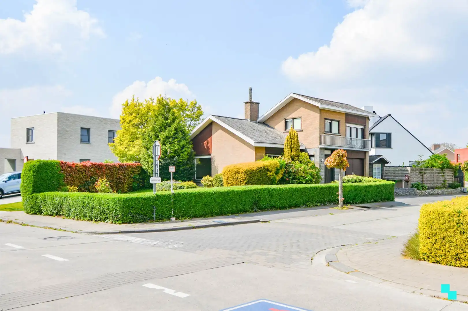 Hoofdfoto van de publicatie: Te renoveren woning op aantrekkelijk hoekperceel te Hooglede