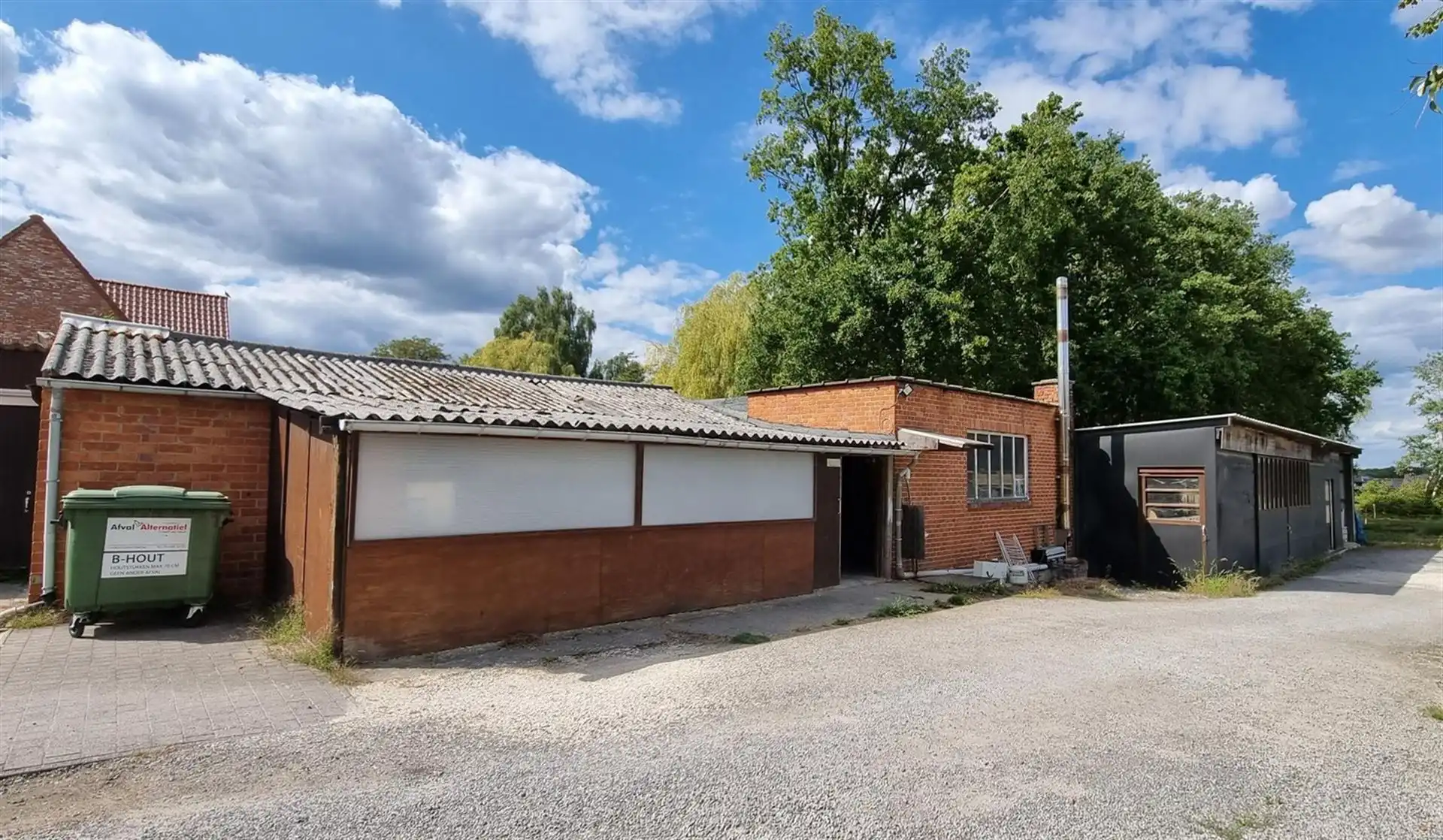 Woning met achterliggend magazijn op een totaal perceel van 19 are 58 ca. foto 4