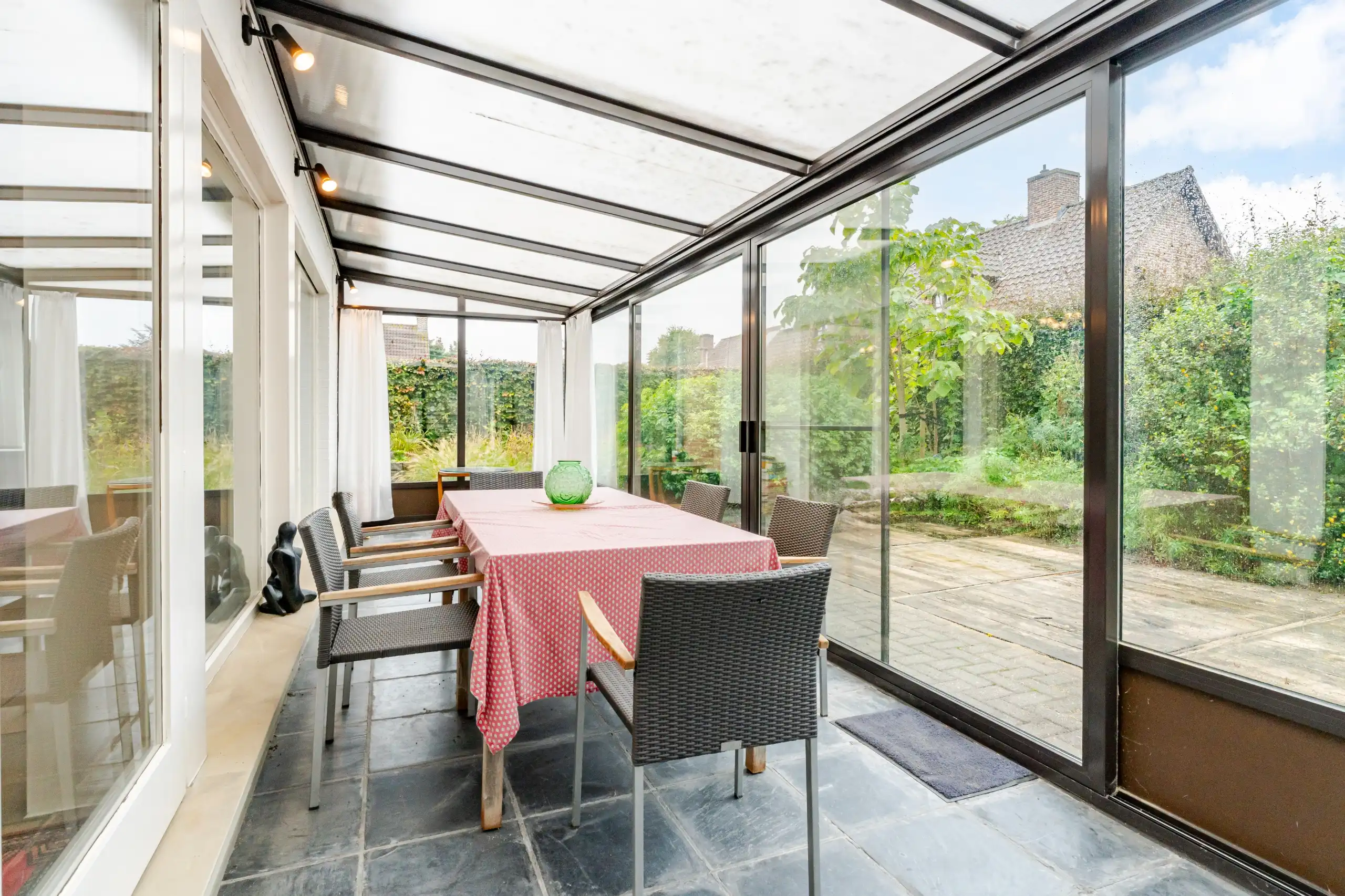 Verzorgde bungalow op 585 m2 met 3 slaapkamers en zonnige tuin nabij het centrum foto 5