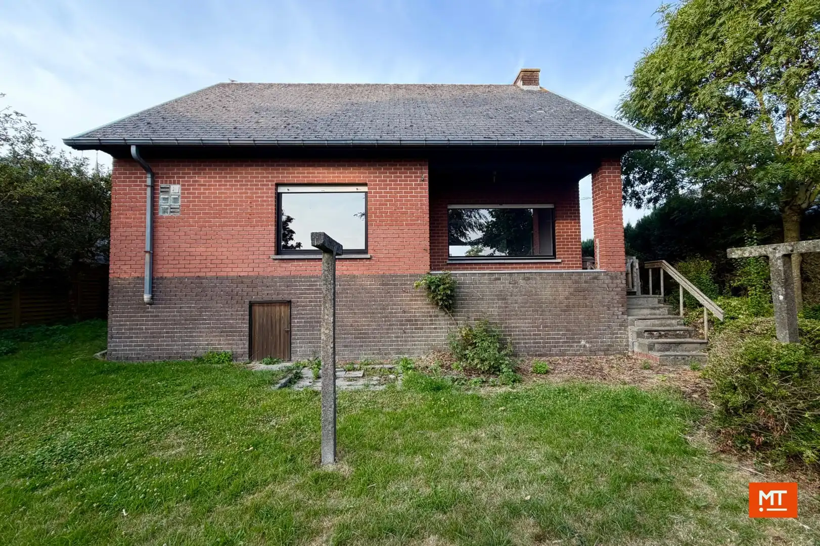 Ruime alleenstaande woning te koop op een rustige locatie te Beselare foto 2