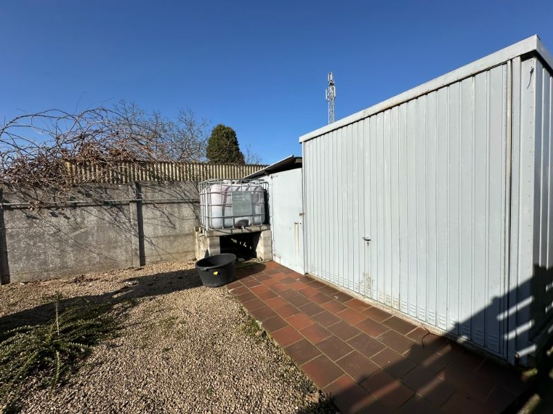 Ruime gezinswoning met grote tuin, veranda en veel opbergruimte foto 18