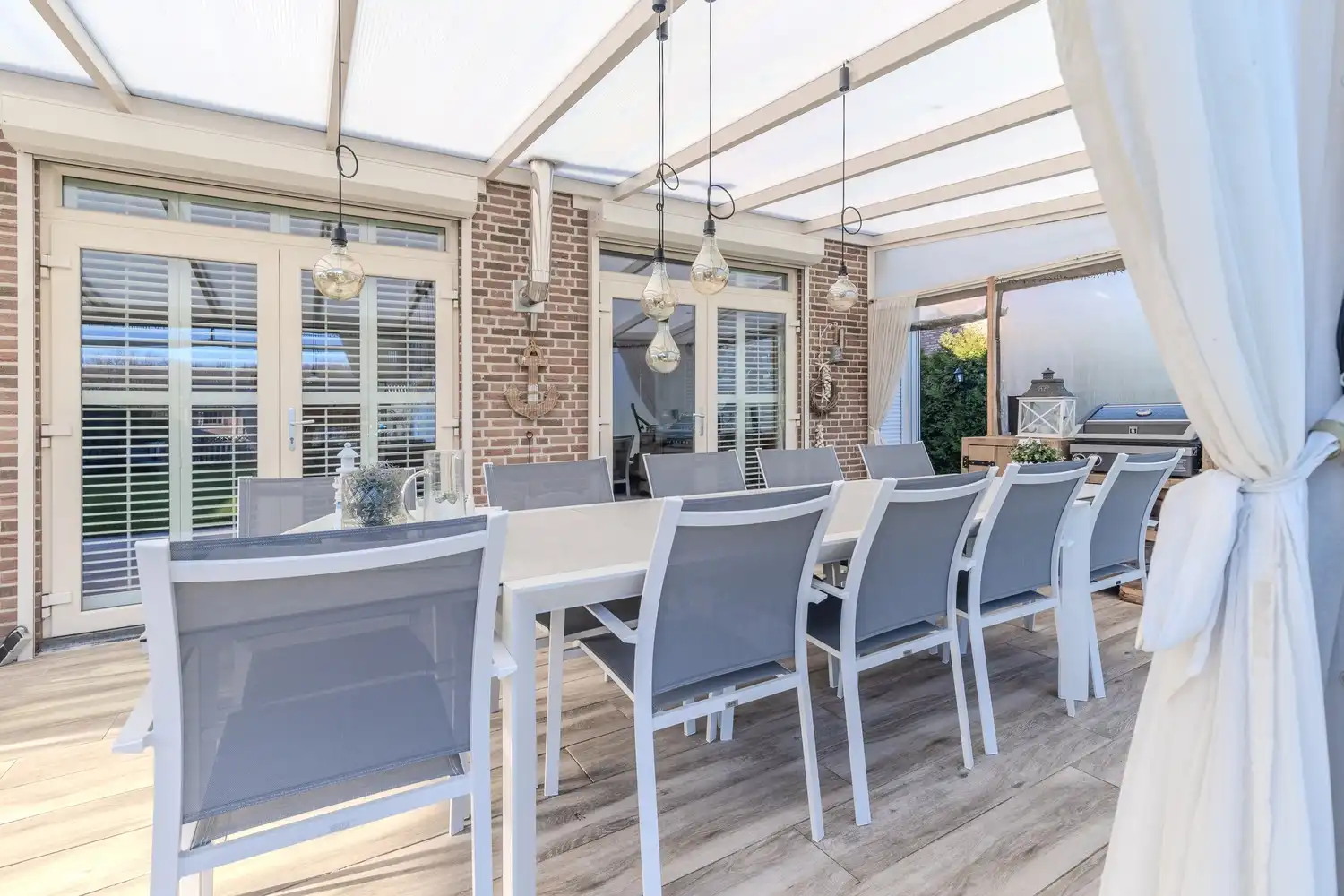 Stijlvolle, instapklare woning met vier slaapkamers, twee badkamers en verwarmd zwembad te koop in Lanaken foto 37