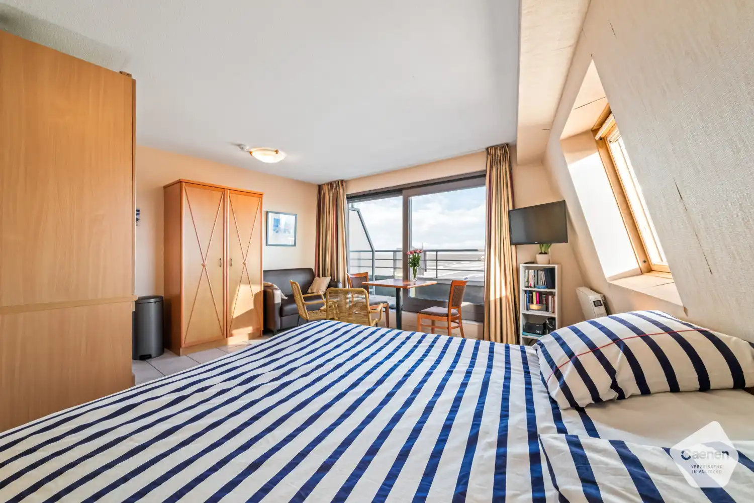 Lichtrijke studio met een prachtig uitzicht op zowel de zee als het hinterland foto 3