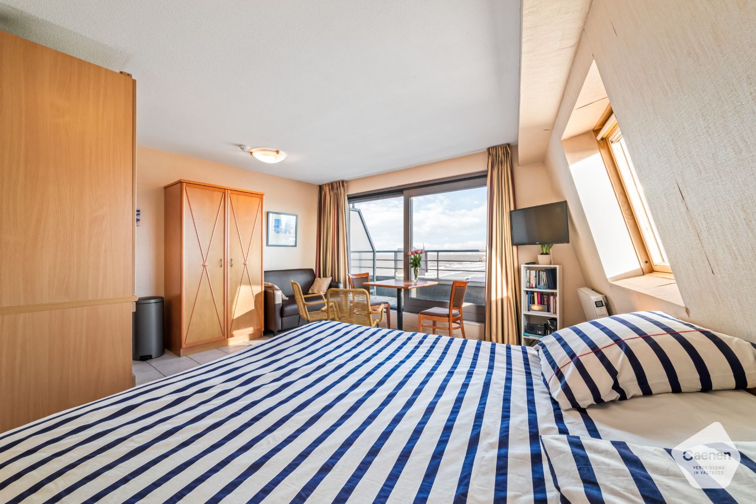 Lichtrijke studio met een prachtig uitzicht op zowel de zee als het hinterland foto 3