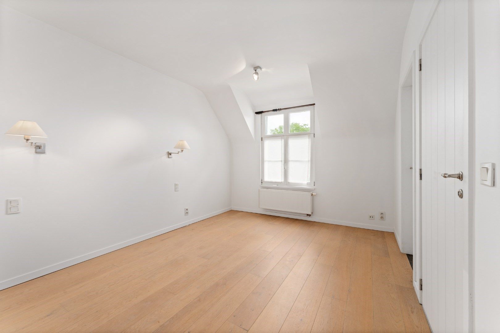 UITZONDERLIJK: Zeer gezellige ongemeubelde woning met 4 slaapkamers op enkele passen van het Oosthoekplein! foto 6