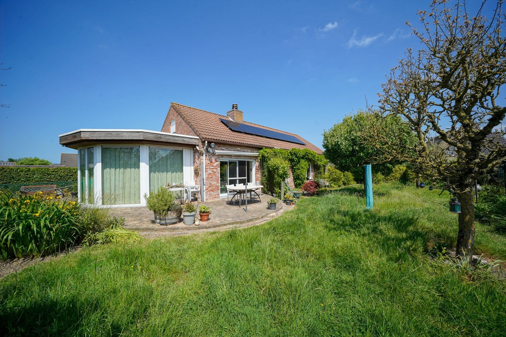 Ruime woning in Oudenburg met zongerichte tuin foto 4
