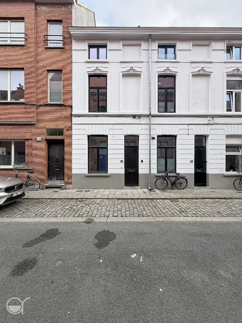 Prachtig gerenoveerde rijwoning met 2 slaapkamers en buitenruimte nabij de Coupure foto {{pictureIndex}}