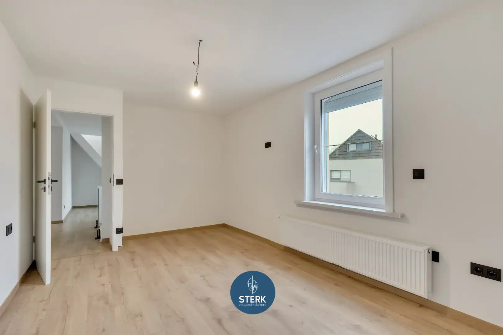 MODERN GERENOVEERDE GEZINSWONING MET 5 SLPKS + 2 BADKAMERS TE LANAKEN !  foto 15