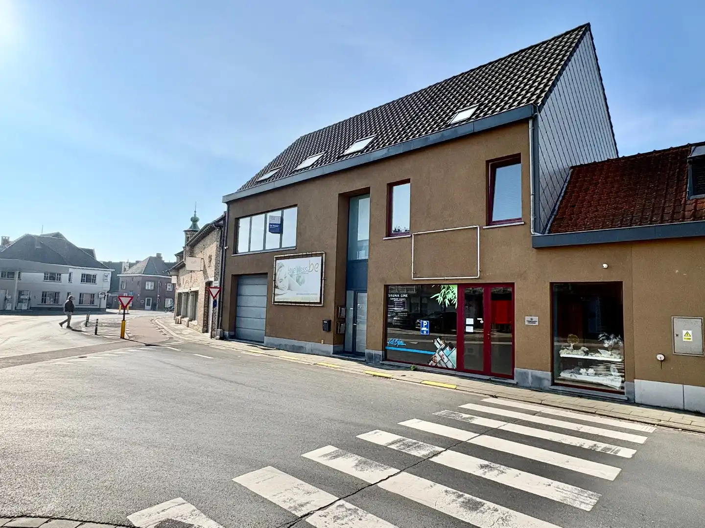 Ruim 3-slaapkamer appartement (+/- 200 m²) nabij centrum Kuurne foto {{pictureIndex}}